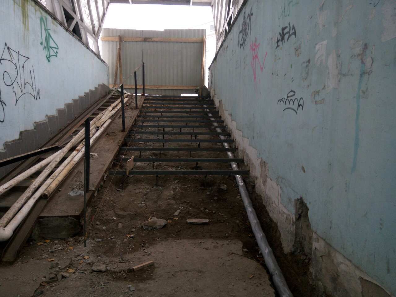 В подземном переходе на площади Лядова отремонтировали одну из лестниц - фото 2