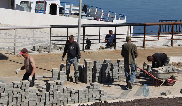 За синим забором: реконструкция Нижне-Волжской набережной близится к завершению (ФОТО) - фото 30