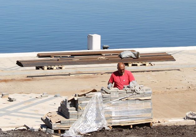За синим забором: реконструкция Нижне-Волжской набережной близится к завершению (ФОТО) - фото 9