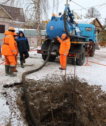 Работы по ликвидации коммунальной аварии завершаются на улице Родниковой - фото 25