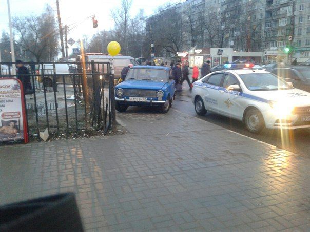 В Нижнем Новгороде ВАЗ наехал на пешеходов: ранены женщина и ребенок (ФОТО)