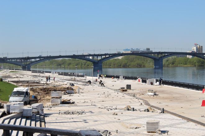 За синим забором: реконструкция Нижне-Волжской набережной близится к завершению (ФОТО) - фото 34