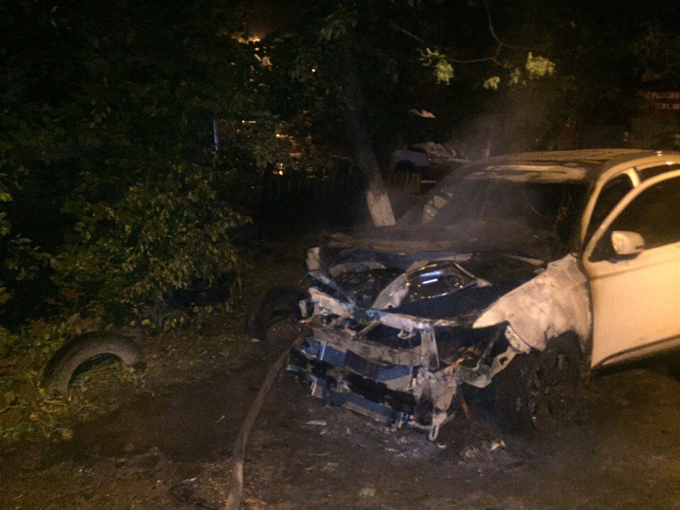 &laquo;Митсубиси Аутлендер&raquo; горел минувшей ночью в Автозаводском районе (ФОТО) - фото 2