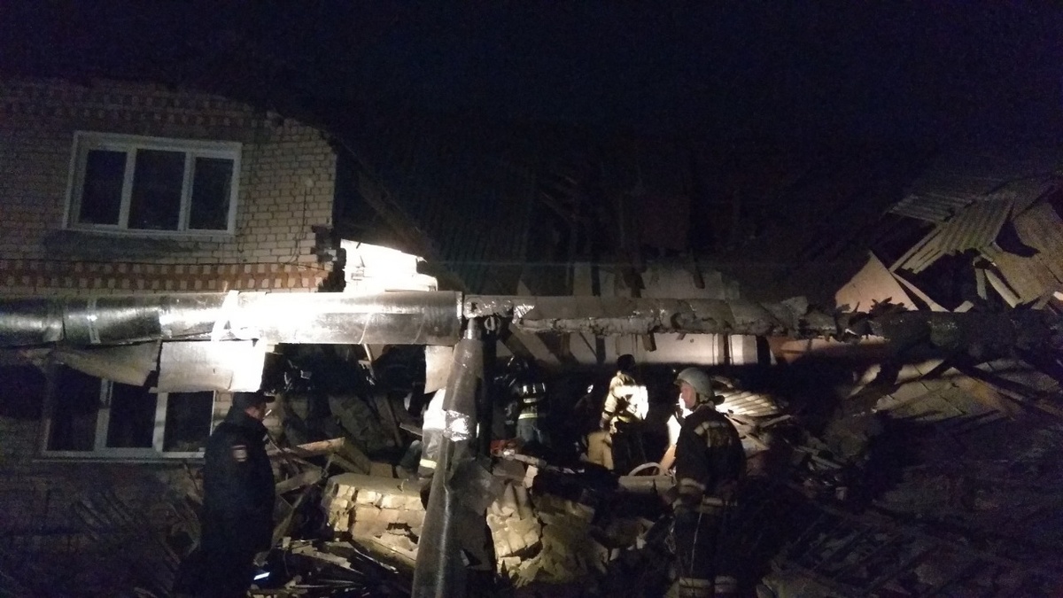 Один человек погиб и семеро пострадали из-за обрушения дома в Вачском районе - фото 1