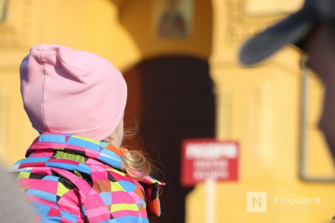 Шли Крестным ходом и ели гигантский кулич: как прошла Пасха в Нижнем Новгороде — фоторепортаж - фото 33