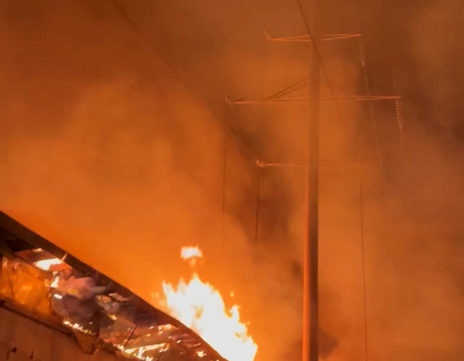 Две ЛЭП повреждены из-за пожара на строительной базе под Нижним Новгородом - фото 1