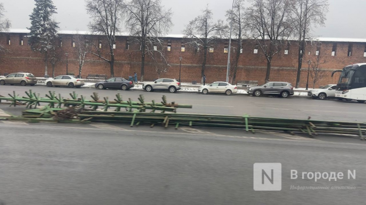 Главную елку начали монтировать на площади Минина в Нижнем Новгороде - фото 1