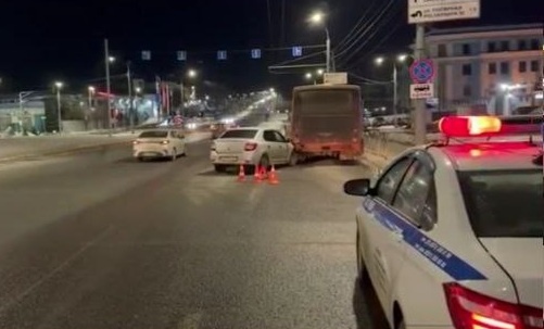 Женщина пострадала в ДТП с маршруткой в Нижнем Новгороде - фото 1