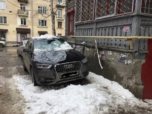 Упавшая с крыши глыба изуродовала «Ауди» в центре Нижнего Новгорода (ФОТО)