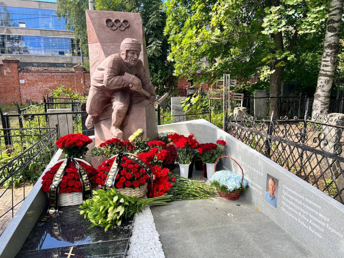 Памятник хоккеисту Александру Скворцову открыли на Бугровском кладбище - фото 1