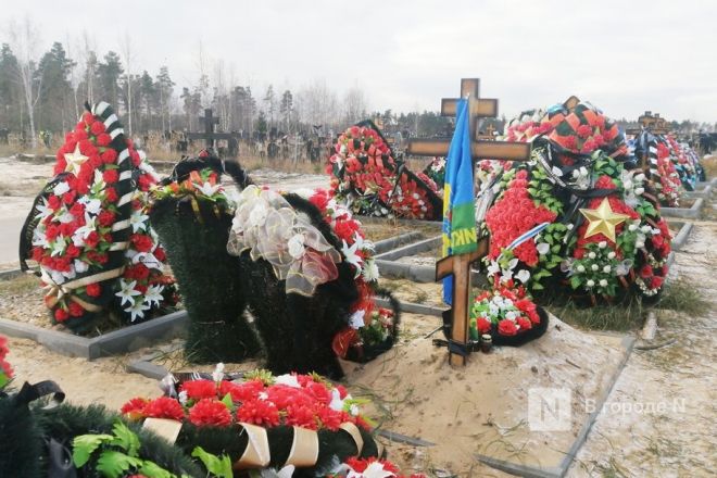 &laquo;Аллея славы&raquo; в память о погибших в СВО появилась на Новосормовском кладбище - фото 12