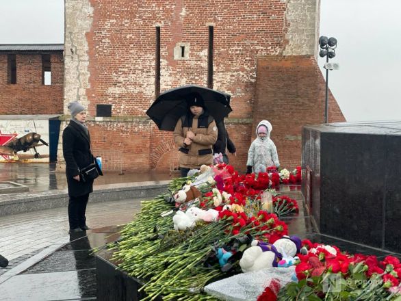 Нижегородцы несут цветы к мемориалу после теракта - фото 3