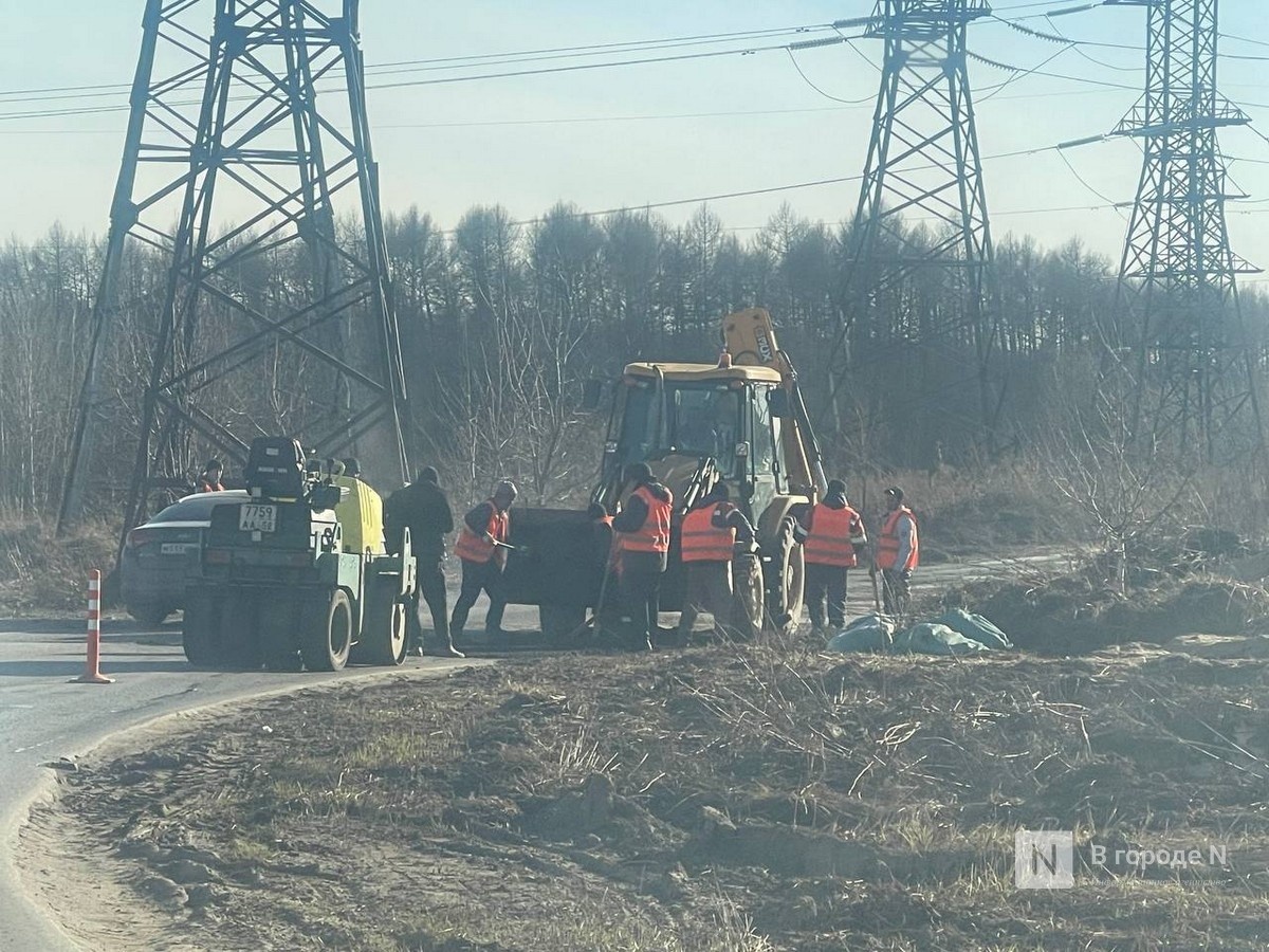 Дорогу к Анкудиновке начали ремонтировать после жалоб на жуткие пробки - фото 1