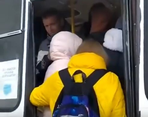 Жители Заволжья жалуются на забитые автобусы - фото 1