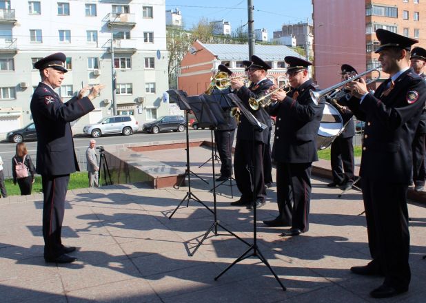 Оркестр нижегородской полиции дал концерт под открытым небом в честь 9 Мая  - фото 16