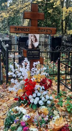Огромные памятники и скромные кресты: показываем, как выглядят могилы известных нижегородских политиков - фото 20
