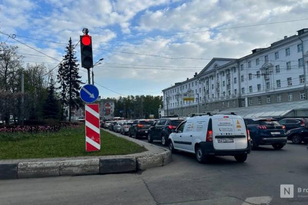 Жуткие пробки образовались вокруг площади Лядова в Нижнем Новгороде