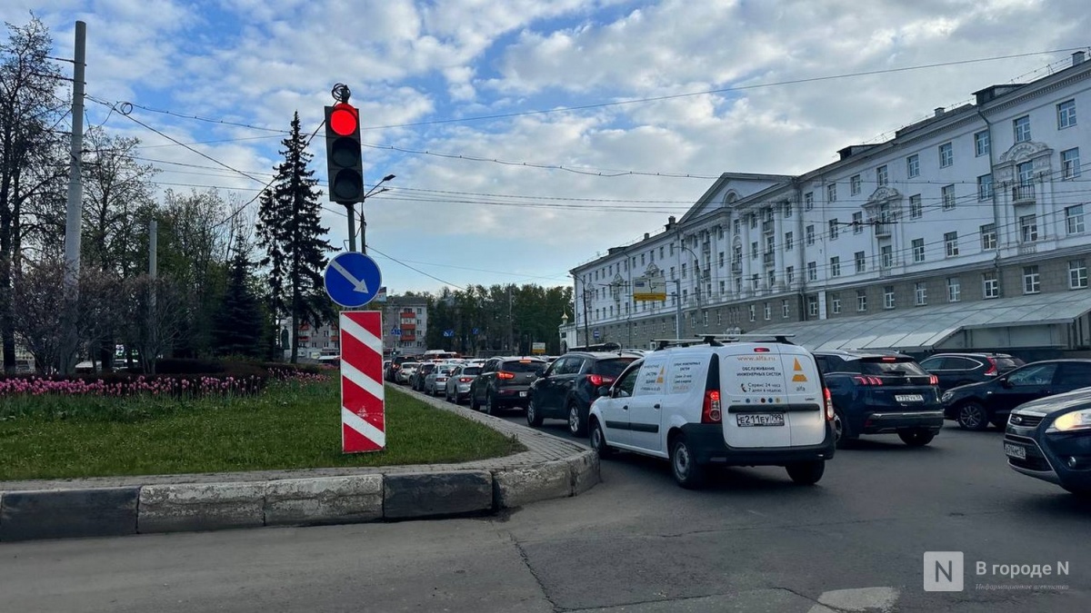 Жуткие пробки образовались вокруг площади Лядова в Нижнем Новгороде