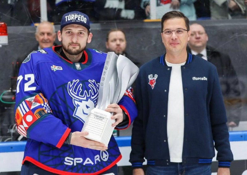 Шалабаев вручил вратарю &laquo;Торпедо&raquo; Денису Костину Кубок лучшего игрока месяца - фото 1