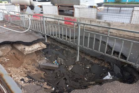 Гигантские ямы образовались на Новикова-Прибоя в Нижнем Новгороде