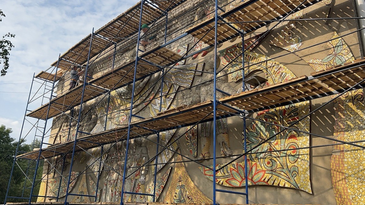 Уникальную мозаику &laquo;Народное искусство&raquo; начали реставрировать в Володарске - фото 1