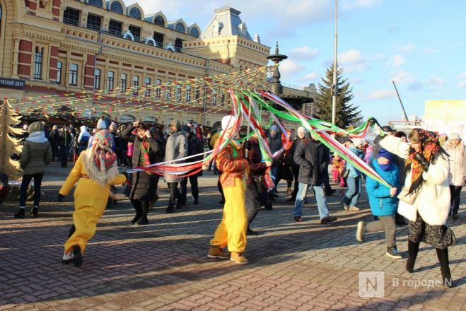 Фаер-шоу и казачьим хором проводили зиму на Нижегородской ярмарке - фото 6