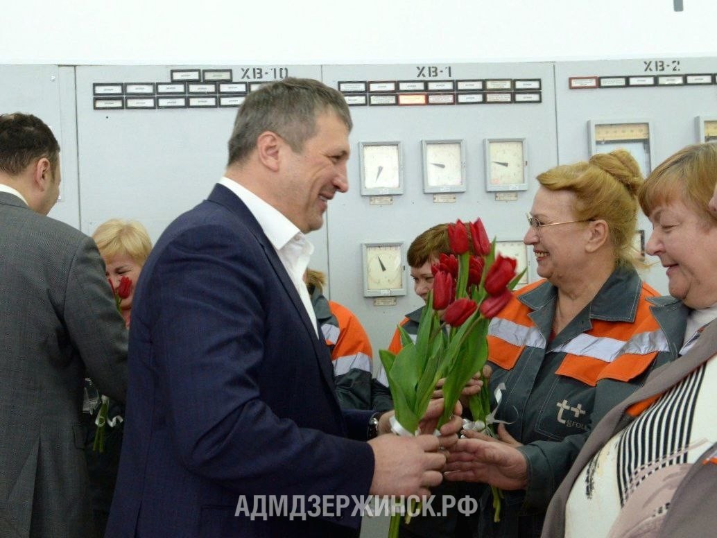 Глава Дзержинска поздравил сотрудниц Дзержинской ТЭЦ - фото 1
