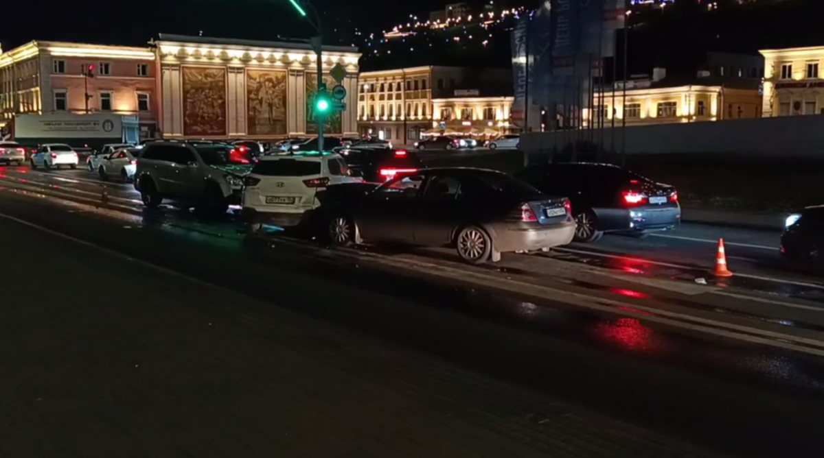 Пассажир пострадал в массовом ДТП на Нижневолжской набережной - фото 1