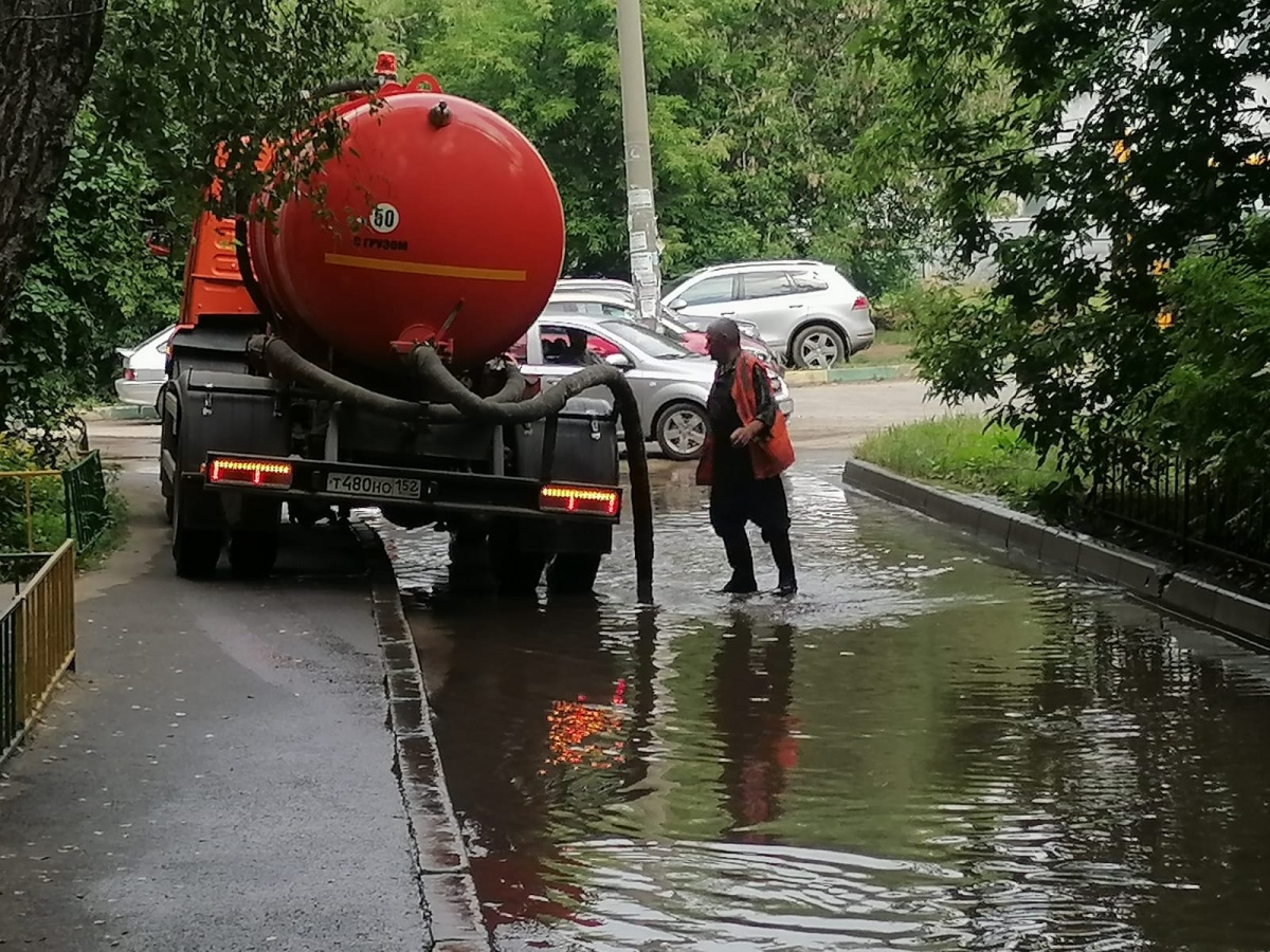 Почти 50 единиц техники откачивают воду с затопленных улиц Нижнего Новгорода - фото 1
