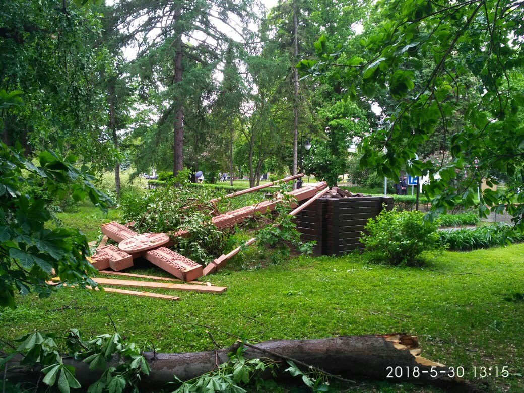 Сломанные деревья и изуродованные машины: в Нижнем Новгороде бушует ураган  (ФОТО) | 30.05.2018 | Нижний Новгород - БезФормата