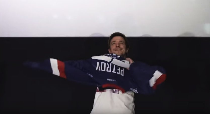 Гендиректор &laquo;Торпедо&raquo; подарил актеру Петрову именной свитер с автографами хоккеистов - фото 1