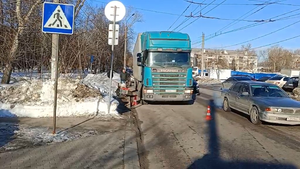 Женщина пострадала под колесами фуры в Нижнем Новгороде - фото 1