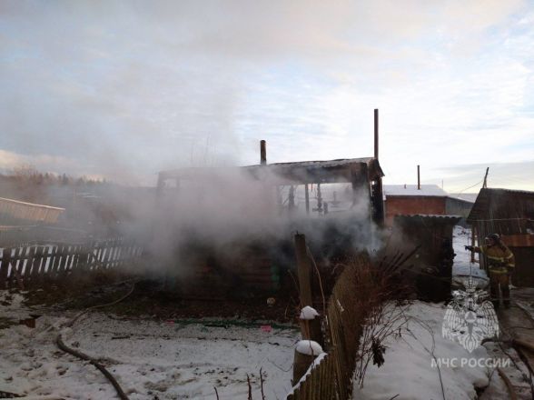 Пожарные около часа тушили горящую баню в Тоншаевском округе - фото 2