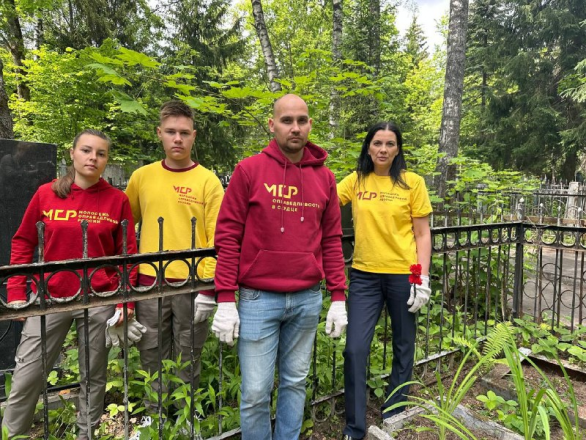 Нижегородский депутат Гриневич приняла участие в субботнике на кладбище  - фото 1