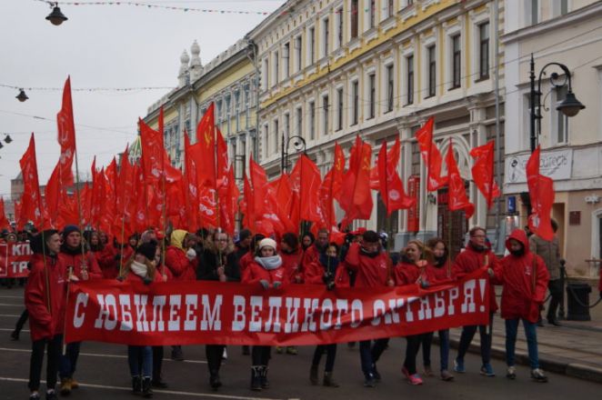 Нижегородские коммунисты отметили Октябрьскую революцию шествием по Канавинскому мосту (ФОТО) - фото 5