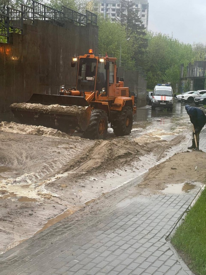 Дорожники ликвидируют последствия схода селевого потока в Нижнем Новгороде