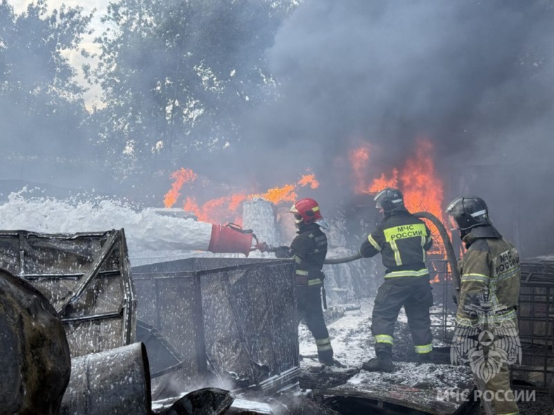 Опубликованы фото с места мощного пожара на заводе в Дзержинске - фото 1