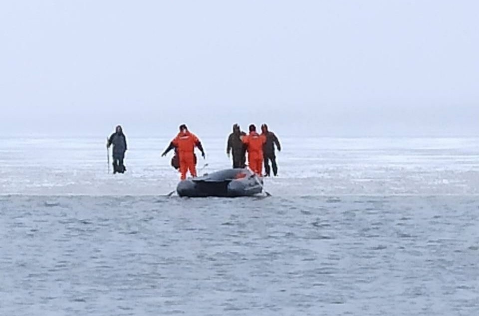 15 человек сняли нижегородские спасатели с оторвавшихся льдин - фото 1
