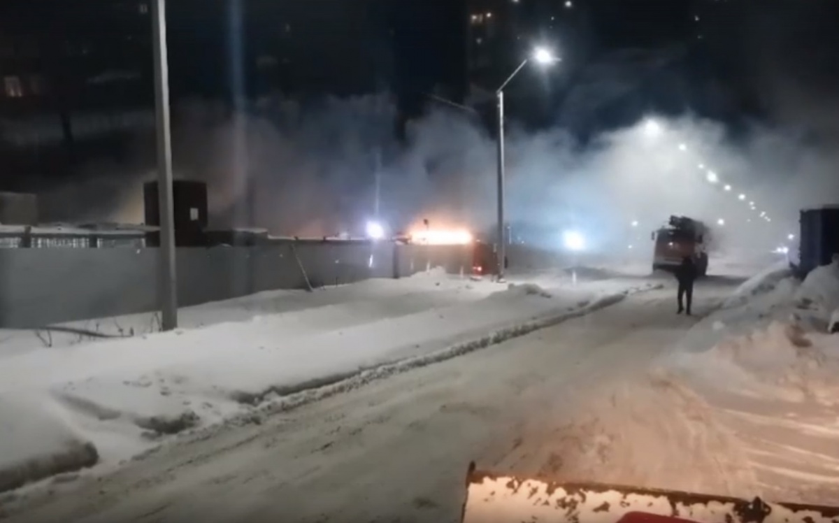 Пожар возник на стройплощадке центра по адаптивным видам спорта в Дзержинске - фото 1