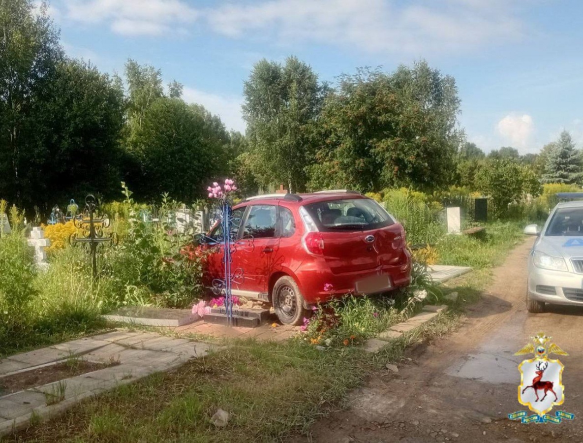 Женщина за рулем иномарки разрушила могилы на кладбище в Городецком округе - фото 1