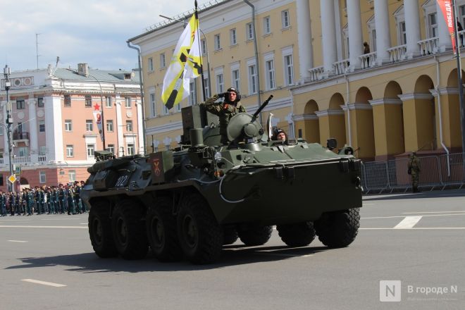 Фоторепортаж: парад в честь 80-й годовщины Победы прошел в Нижнем Новгороде - фото 265