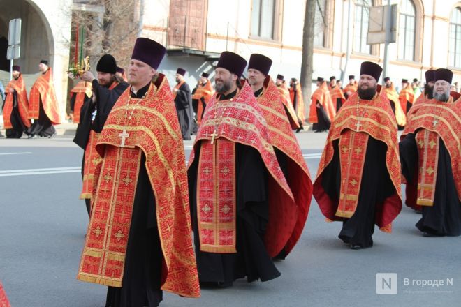 Фоторепортаж: как прошел пасхальный крестный ход в Нижнем Новгороде - фото 42