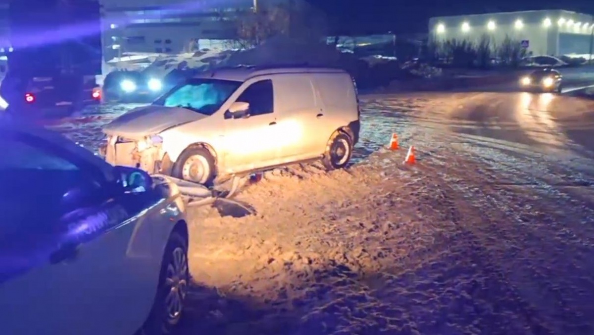 «Лада» и «ГАЗель» столкнулись в Нижнем Новгороде: есть пострадавшие - фото 1