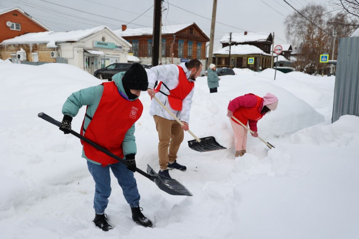 Одиноким людям и пенсионерам в Дзержинске помогут убрать снег около домов - фото 1