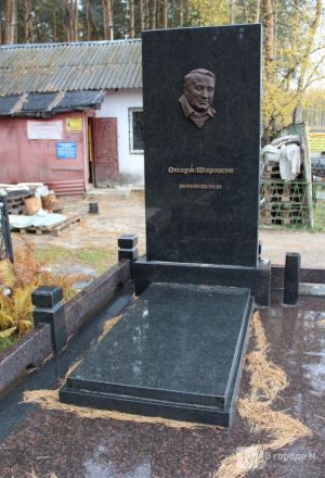 Огромные памятники и скромные кресты: показываем, как выглядят могилы известных нижегородских политиков - фото 7