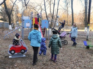 Детскую площадку за 400 тысяч рублей поставили на улице Ошарской