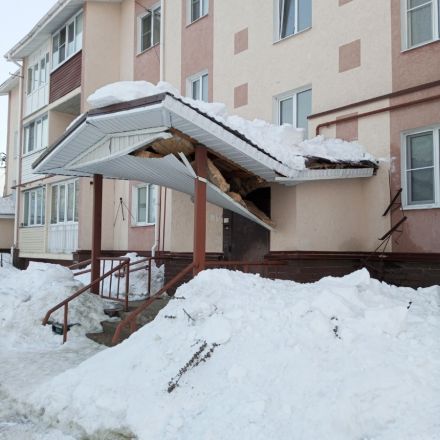 Жильцы заблокированы: козырек многоквартирного дома рухнул в Балахне - фото 2