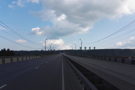 Пустующий Мызинский мост: сотрудники ГИБДД контролируют въезд на переправу (ФОТО, ВИДЕО)