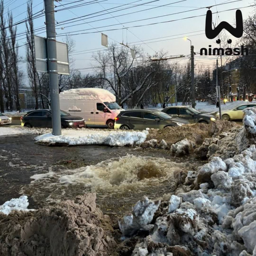 Улицу в Нижнем Новгороде затопило после прорыва водопровода - фото 1