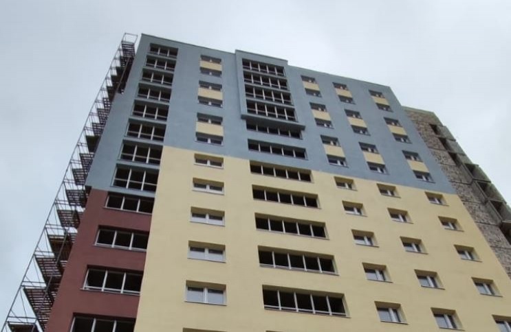 Окна и кровлю монтируют в строящемся ЖК «Приокский» в Нижнем Новгороде